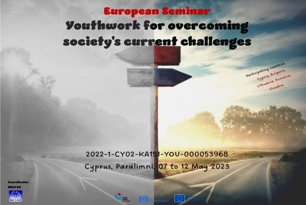 Afiș pentru un seminar european intitulat „Youthwork for overcoming society’s current challenges”, ilustrat cu un indicator rutier între două drumuri, unul în tonuri gri și unul luminos, sugerând alegeri și direcții diferite; include detalii despre proiect, țările participante și perioada 7–12 mai 2023, în Paralimni, Cipru.
